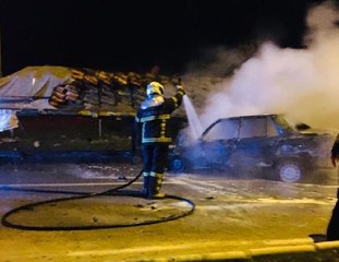 OTOMOBİL, 2 TIR'A ÇARPTIKTAN SONRA ALEV ALDI: 3 YARALI