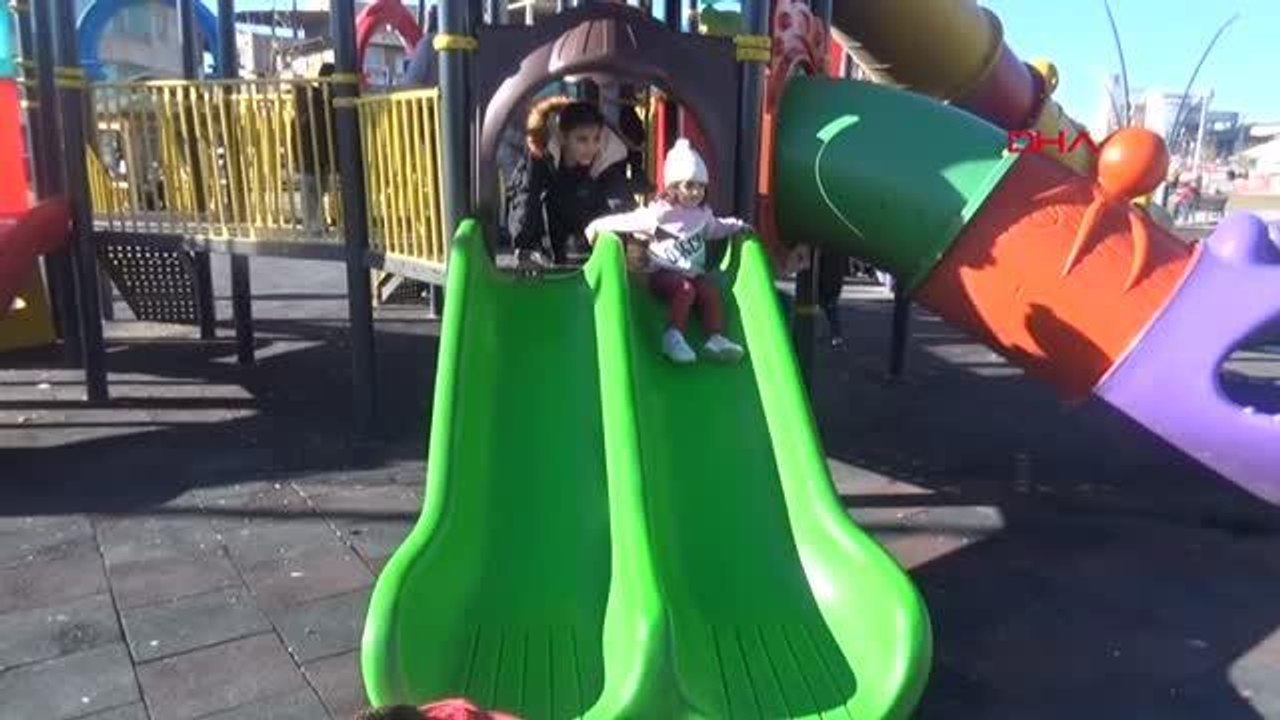 VANLILAR GÜNEŞLİ HAVADA PARKLARA AKIN ETTİ