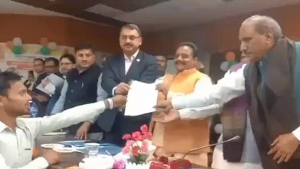 आजमगढ़: चयनित 60 प्रवक्ता व अध्यापकों को सौंपा गया नियुक्ति पत्र, देखें खबर