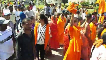 भगवा वस्त्रों का दिखा शानदार रंग, थिरकते नजर आए लोग