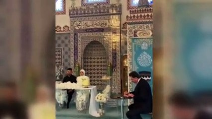 Camide düğün: Mihrap önünde pasta kestiler