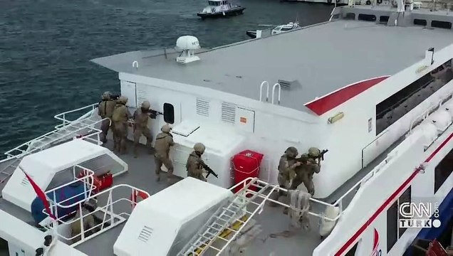 Özel harekat polislerinden aksiyon filmlerini aratmayan tatbikat