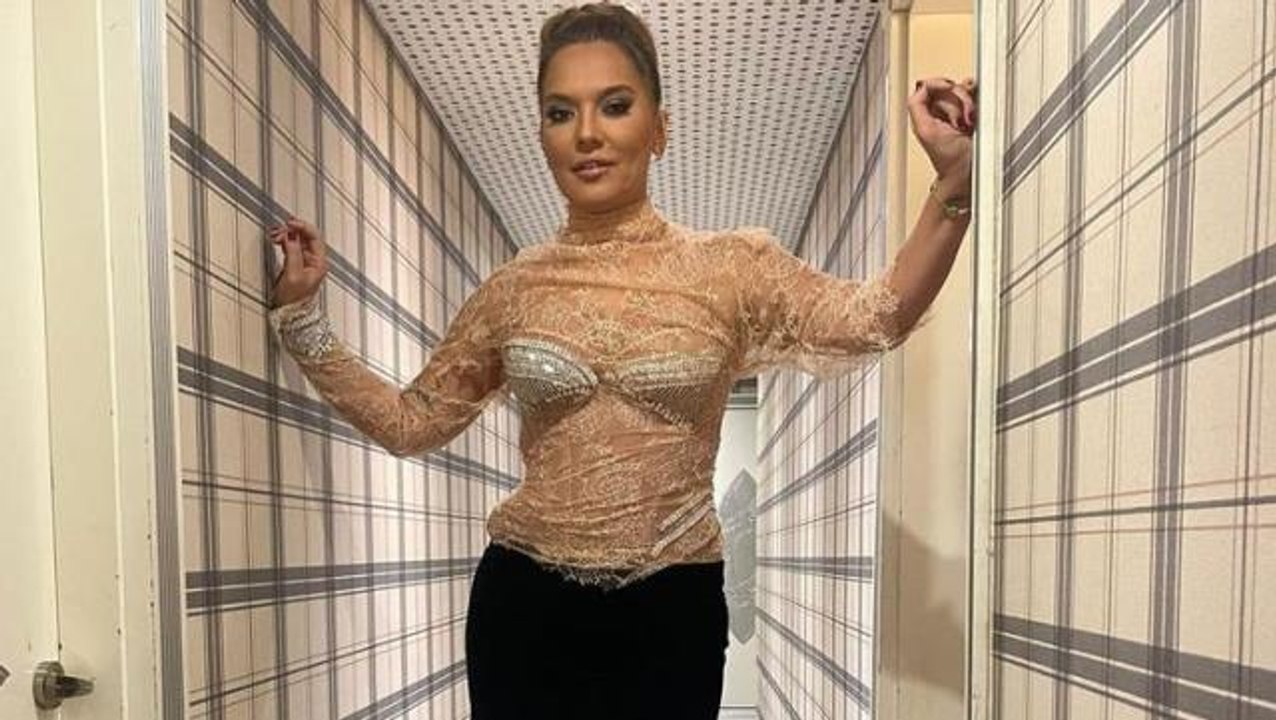 Şarkıcı Demet Akalın yılbaşı kutlaması paylaşımıyla sosyal medyada hayranlarını ikiye böldü