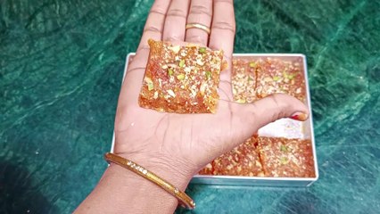 गाजर की बर्फी, मुंह में रखते ही घुल जाये और मजा आ जाए | Gajar ki Barfi - Carrot Burfi Recipe