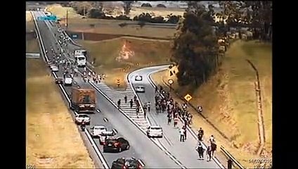 São-paulinos e corintianos brigam em rodovia do interior