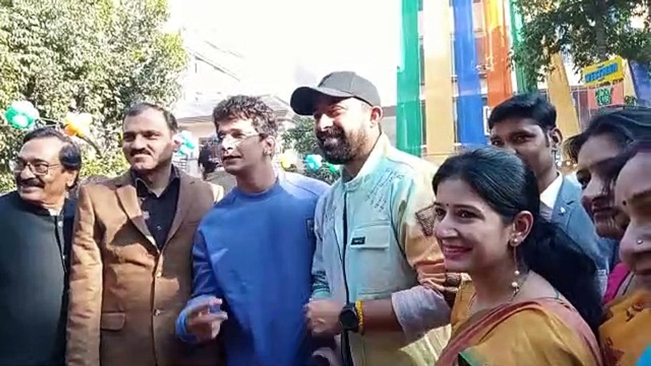 मस्ती के मूड में एमटीवी रोडीज फेम अभिनेता रणविजय सिंह और प्रिंस नरूला