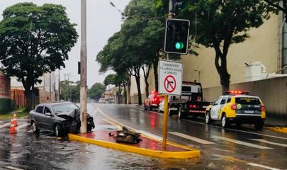 Câmera registra momento em que carro atinge poste em Apucarana