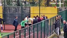 Tribünden sahaya inip golü vermeyen hakeme böyle saldırdı