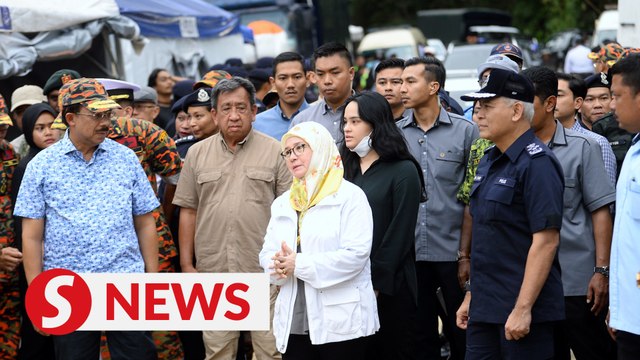 Batang Kali landslide: Queen visits site of tragedy