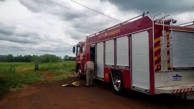 Bombeiros são acionados para combater incêndio em vegetação