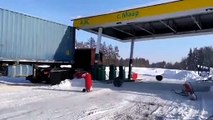 Ce camion va juste détruire une station service