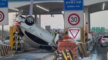 요금소 진입하던 승용차 빙판길에 전복...운전자 경상 / YTN