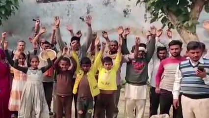 अमेठी: कोटेदार पर गेहूं में मिट्‌टी मिलाने का आरोप, ग्रामीणों ने किया विरोध प्रदर्शन