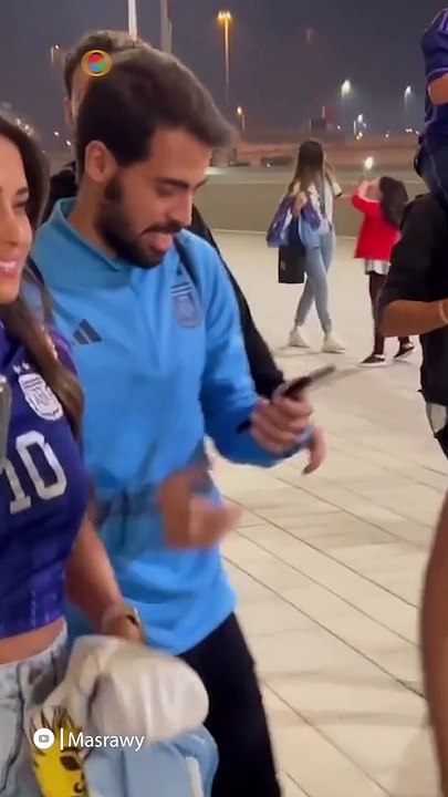 الأرجنتين وفرنسا.. الجمهور يلتقط الصور مع زوجة...