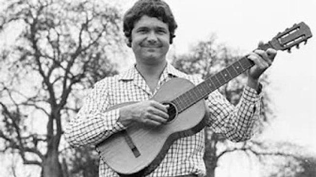 Abandonnés par leurs petits-enfants, Pierre Perret (88 ans) et sa femme vivent dans une vieille fe