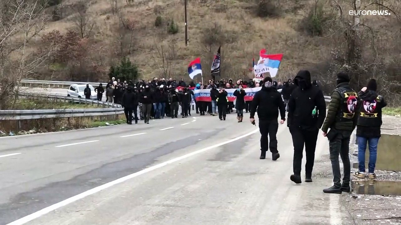 Serbia | Un centenar de ultraderechistas serbios se manifiestan en la frontera con Kósovo