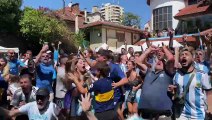 Hinchada argentina celebra el triunfo de su selección en el Mundial