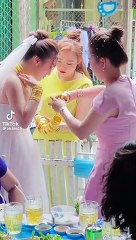 Cô dâu gồng mình nhận chuỗi vàng nặng trĩu