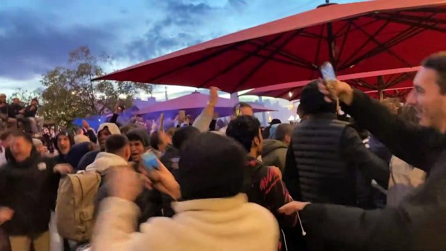 Les supporters français après le doublé de Mbappé, place de la Victoire à Bordeaux