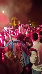 Aficionados argentinos celebran la victoria del Mundial en Barcelona