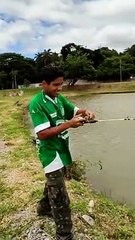 Pescador viraliza ao aparecer em vídeo onde "pesca" jacaré em lagoa; assista