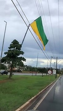Com guindaste erguendo bandeira, bolsonaristas fazem nova manifestação no SMU