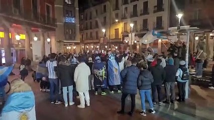 Celebración de aficionados argentinos en Valladolid.