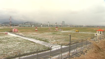 강풍에 제주공항 항공편 무더기 결항...대기 승객으로 북적 / YTN