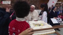 شاهد: البابا فرنسيس يحتفل بعيد ميلاده ال86 ويشيد بأطفال أوكرانيا
