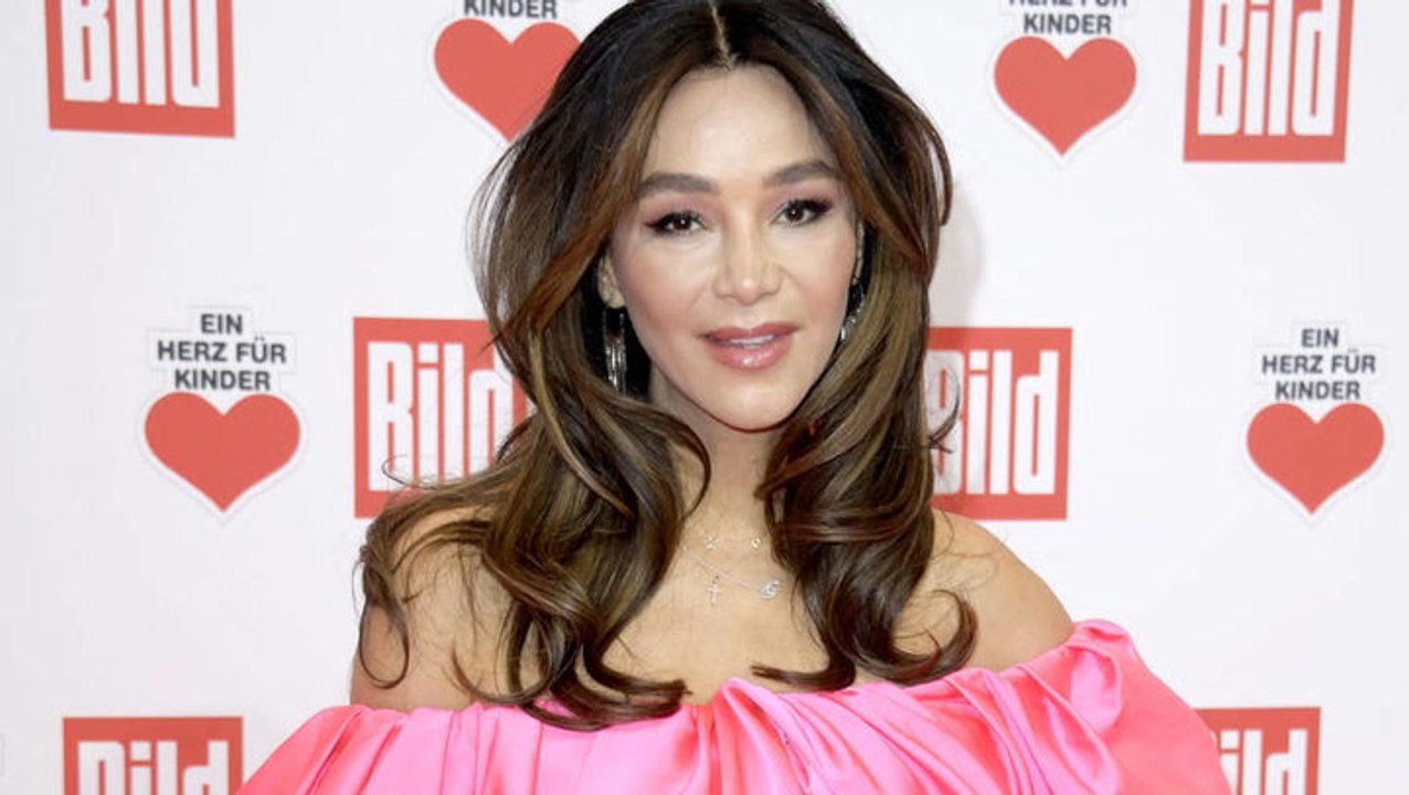 Verona Pooth im pinken Mini auf „Ein Hez für Kinder“-Gala: Diese Beine...