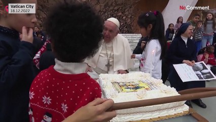 Simbólica tarta de cumpleaños para el papa Francisco, rodeado de niños, al cumplir 86 años