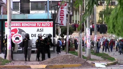 Perú "recupera carreteras" y la violencia de las protestas "disminuye"