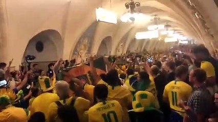 Torcedores brasileiros fazem festa em metrô de Moscou