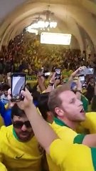 Festa da torcida brasileira no metrô russo