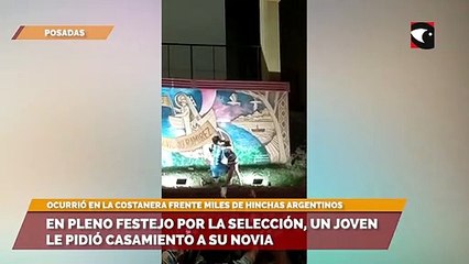 En pleno festejo por la selección, un joven le pidió casamiento a su novia