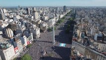 Arjantin halkı başkent Buenos Aires'te milli takımlarının şampiyonluğunu kutluyor