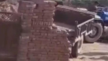 सभंल:ग्रामीणों द्वारा ग्राम प्रधान के मकान की दीवार ट्रैक्टर ट्राली से गिराने का वीडियो हुआ वायरल