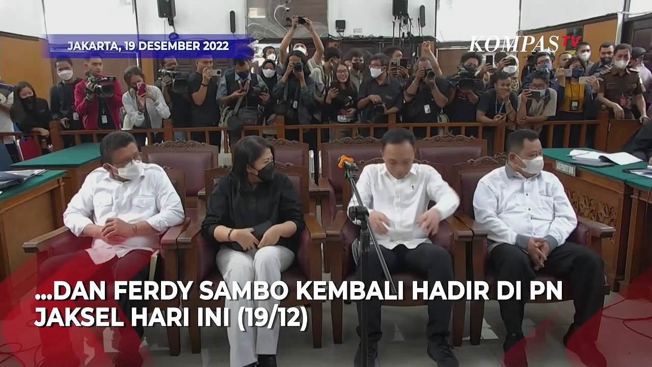 Momen Putri Ngobrol dengan Ferdy Sambo dan Ricky Rizal Ngobrol di Ruang Sidang