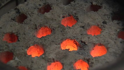 연탄 '품귀 현상'에 서민층 겨울나기 비상... "사랑의 불씨 나눔 지속되길" / YTN