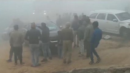 ब्रेकिंग न्यूज़: घने कोहरे का कहर, आधा दर्जन गाड़ियां आपस में टकराई