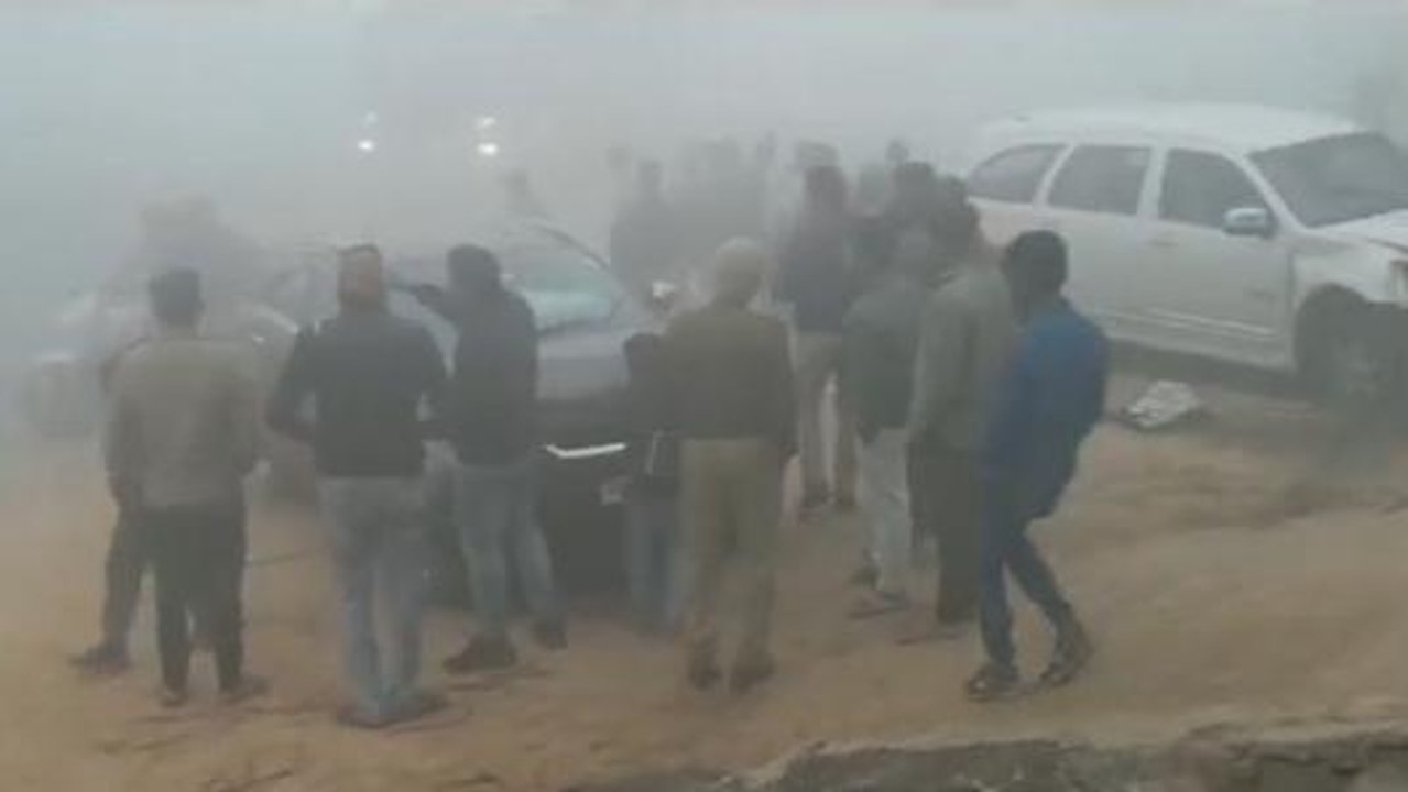 ब्रेकिंग न्यूज़: घने कोहरे का कहर, आधा दर्जन गाड़ियां आपस में टकराई