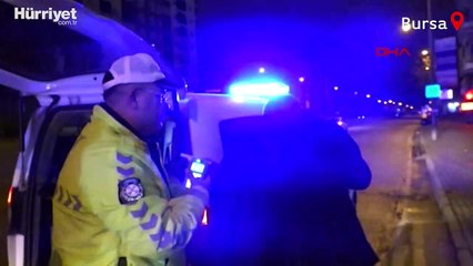 Kolu alçılı otomobil kullanan sürücü kaza yaptı; 2.55 promil alkollü çıktı