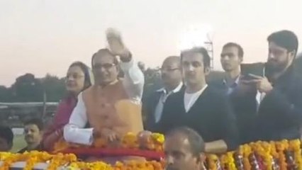 सीहोर: मुख्यमंत्री से खाद की मांग करता किसान ,वीडियो हो रहा जमकर वायरल