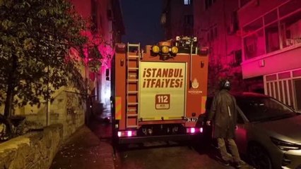 İSTANBUL-BEYOĞLU'NDA 4 YIL ÖNCE 2 KİŞİNİN ÖLDÜĞÜ METRUK BİNA YİNE ALEV ALEV YANDI