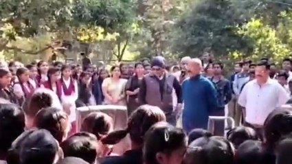 बड़वारा : औचक निरीक्षण पर पहुँचे विधायक,छात्रों को पढ़ाया कि...