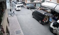 Esenler'de minibüslü gaspçılar, sokakta yürüyen kadının cep telefonunu çaldı! O anlar kameralara yansıdı