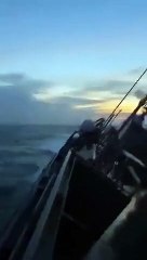 Navio da marinha tailandesa naufraga. Salvamento de marinheiros em curso