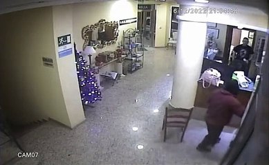 Jesús y su padre jubilado, héroes del hotel Albohera, ponen en riesgo su vida para reducir a su agresor