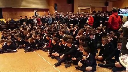 Momento en el que los alumnos de Irabia-Izaga conocen su victoria en el concurso de villancicos de Cadena 100