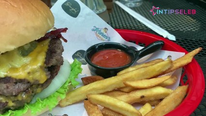 Segini Harga Makan Burger Termahal di Karen's Diner